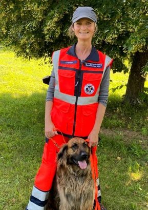 ehrenamtliches Mitglied im Verein Rettungshundestaffel bayrischer Jura e.V. mit Mantrailer Hund 